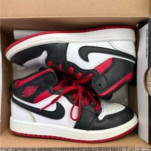 Nike Jordan AJ1 Mid PS Boys Sneakers in Black, White, and Red